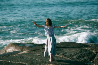 Dansçı kadın, Rocky Alantic sahilinde koreografiyle meşgul..