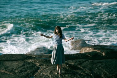 Dansçı kadın Rocky Alantic sahilinde koreografiyle meşgul..