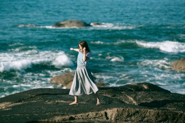 Dansçı kadın, Rocky Alantic sahilinde koreografiyle meşgul..