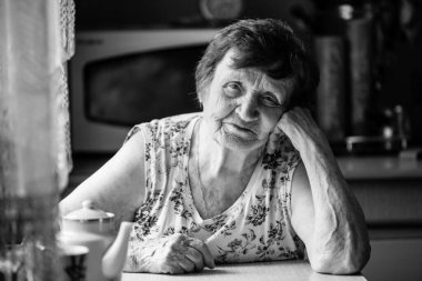 Evdeki yaşlı kadın portresi, siyah beyaz fotoğraf..