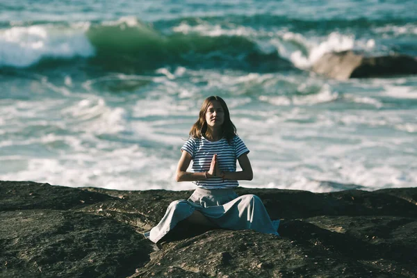 Beautiful Young Yoga Woman Meditates Lotus Position Sitting Rocks Ocean — Stock Photo, Image