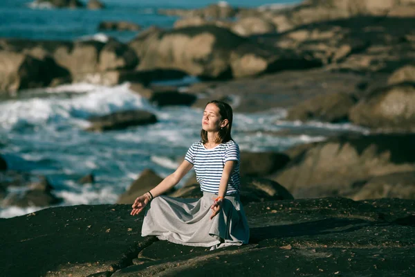 Una Bella Giovane Donna Yoga Medita Nella Posizione Del Loto — Foto Stock