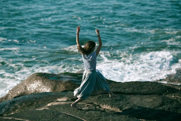 Bir Dansçı Kadın Okyanusun Kayalık Sahillerinde Koreografiyle Meşgul — Stok fotoğraf