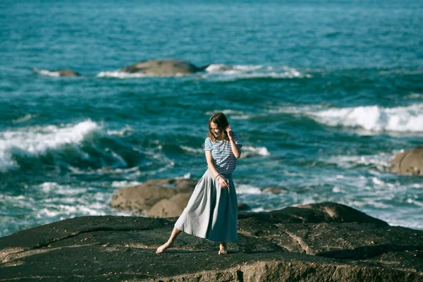 Tänzerin Bei Choreografie Der Felsigen Atlantikküste — Stockfoto