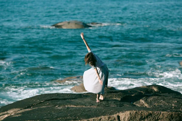 Eine Frau Tanzt Der Atlantikküste — Stockfoto