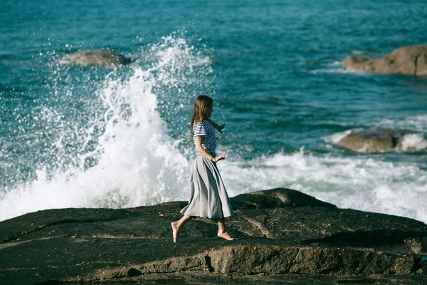 ある女性が大西洋岸でダンスをしています — ストック写真