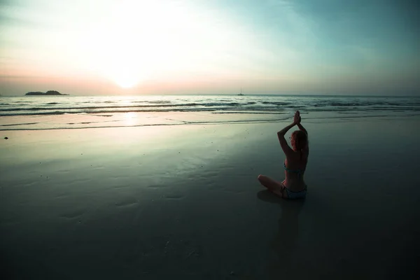 Kadın Deniz Kenarında Oturur Gün Batımında Yoga Pozisyonunda Meditasyon Yapar — Stok fotoğraf