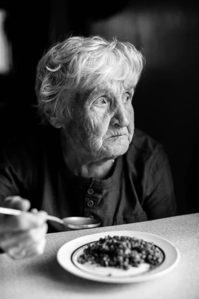 Πορτρέτο Της Γριάς Τρώει Κουάκερ Ασπρόμαυρη Φωτογραφία — Φωτογραφία Αρχείου