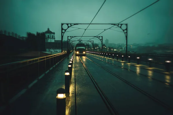 葡萄牙波尔图 多姆路易斯一号铁桥 Dom Luis Iron Bridge 和地铁列车在多云天气下的夜景 运动中的模糊图像 — 图库照片
