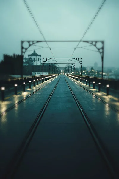 葡萄牙波尔图的多姆路易斯一世铁桥的夜景 运动中的模糊图像 — 图库照片