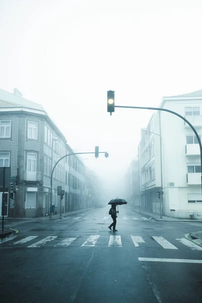 Zicht Verlaten Mistige Straat Porto Portugal — Stockfoto