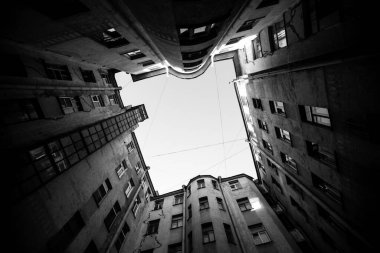 St. Petersburg 'un eski bölgesinde tipik bir bahçe kuyusu. Siyah beyaz fotoğraf.