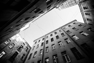 St. Petersburg 'un eski semtindeki avluda. Siyah beyaz fotoğraf.