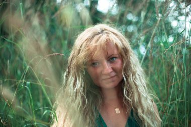 Açık kahverengi saçlı bir kadının portresi..