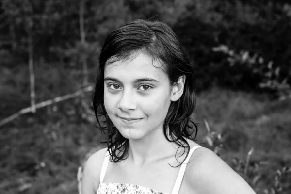 Portrait Une Adolescente Dans Parc Extérieur Photo Noir Blanc — Photo