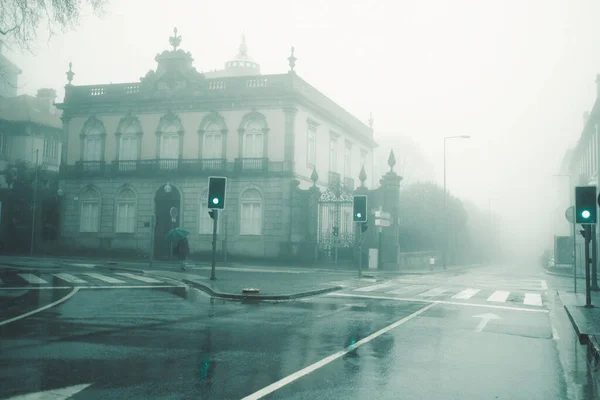 Άποψη Των Κτιρίων Στην Έρημο Δρόμο Ομίχλη Στο Πόρτο Πορτογαλία — Φωτογραφία Αρχείου