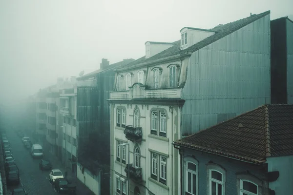 Zicht Gebouwen Mistige Straat Porto Portugal — Stockfoto