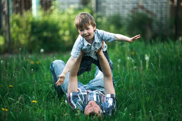 Jonge Vader Zoon Spelen Liggend Het Groene Gras Het Park — Stockfoto