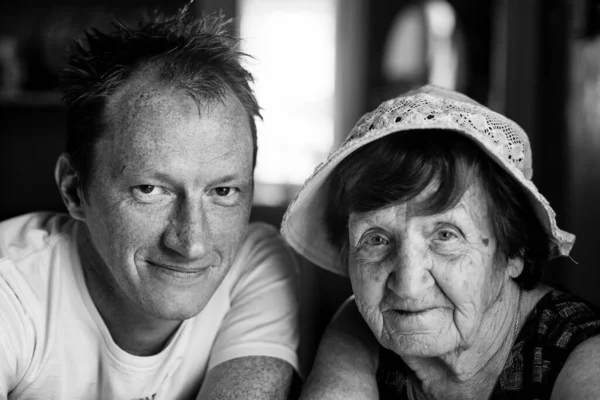 Retrato Uma Velha Com Neto Foto Preto Branco — Fotografia de Stock