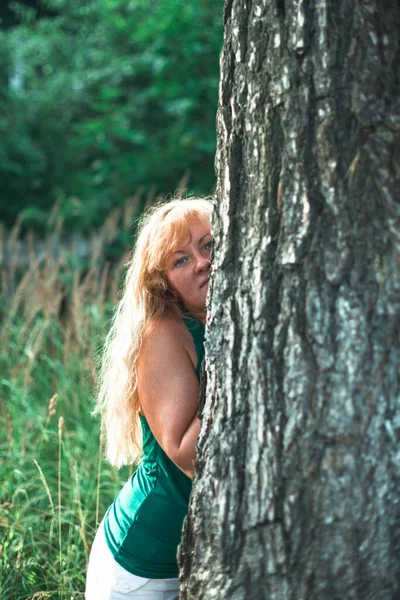 Retrato Una Mujer Parque Cerca Pino — Foto de Stock