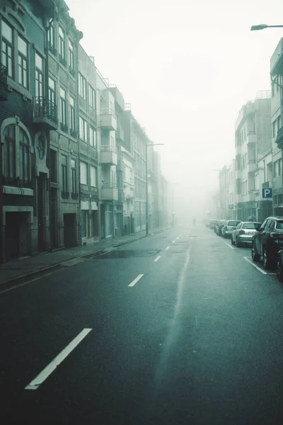 霧に包まれた通り ポルト ポルトガルの建物の眺め — ストック写真
