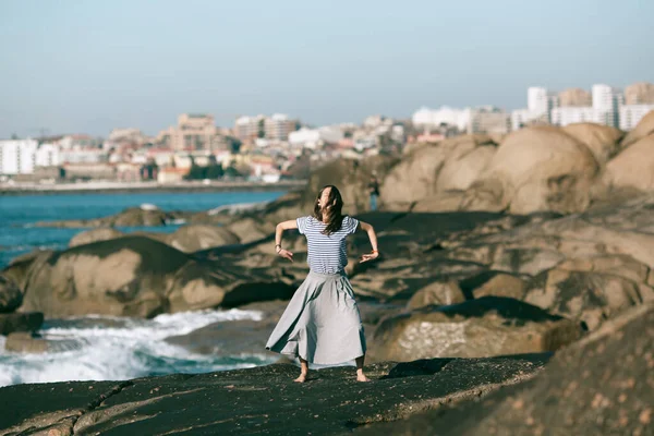 Dançarina Está Envolvida Coreografias Costa Rochosa Oceano Alântico — Fotografia de Stock