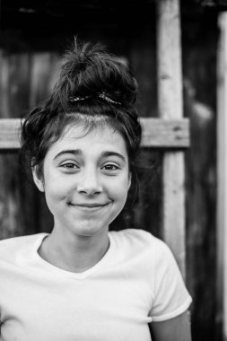 Anlamlı gözleri olan genç bir kızın portresi. Siyah beyaz fotoğraf.