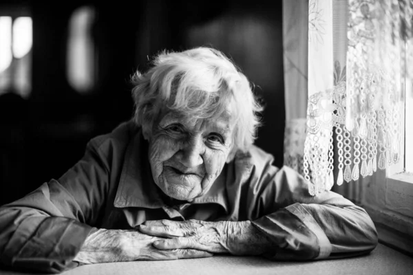 Una Donna Anziana Pensionato Seduto Tavolo Foto Bianco Nero — Foto Stock