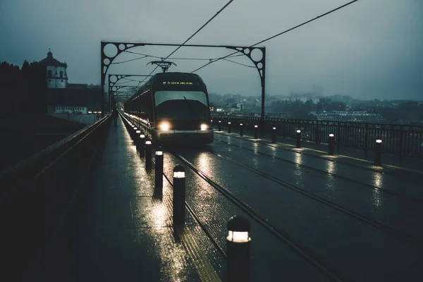 ポルトガル ポルトの夜のドム ルイスI鉄橋と地下鉄列車の眺め — ストック写真