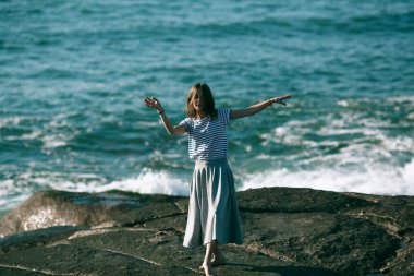 Dansçı kadın Atlantik Okyanusu 'nun kayalık sahillerinde koreografiyle meşgul..