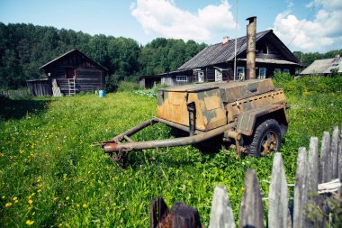 Kuzey Rusya 'da bir yaz köyünde terk edilmiş 2. Dünya Savaşı' ndan kalma bir tarla mutfağı manzarası.