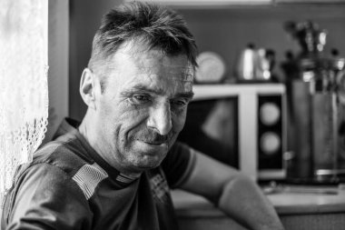 Kırsal kesimdeki evinde çiftçi bir adam. Siyah beyaz fotoğraf.