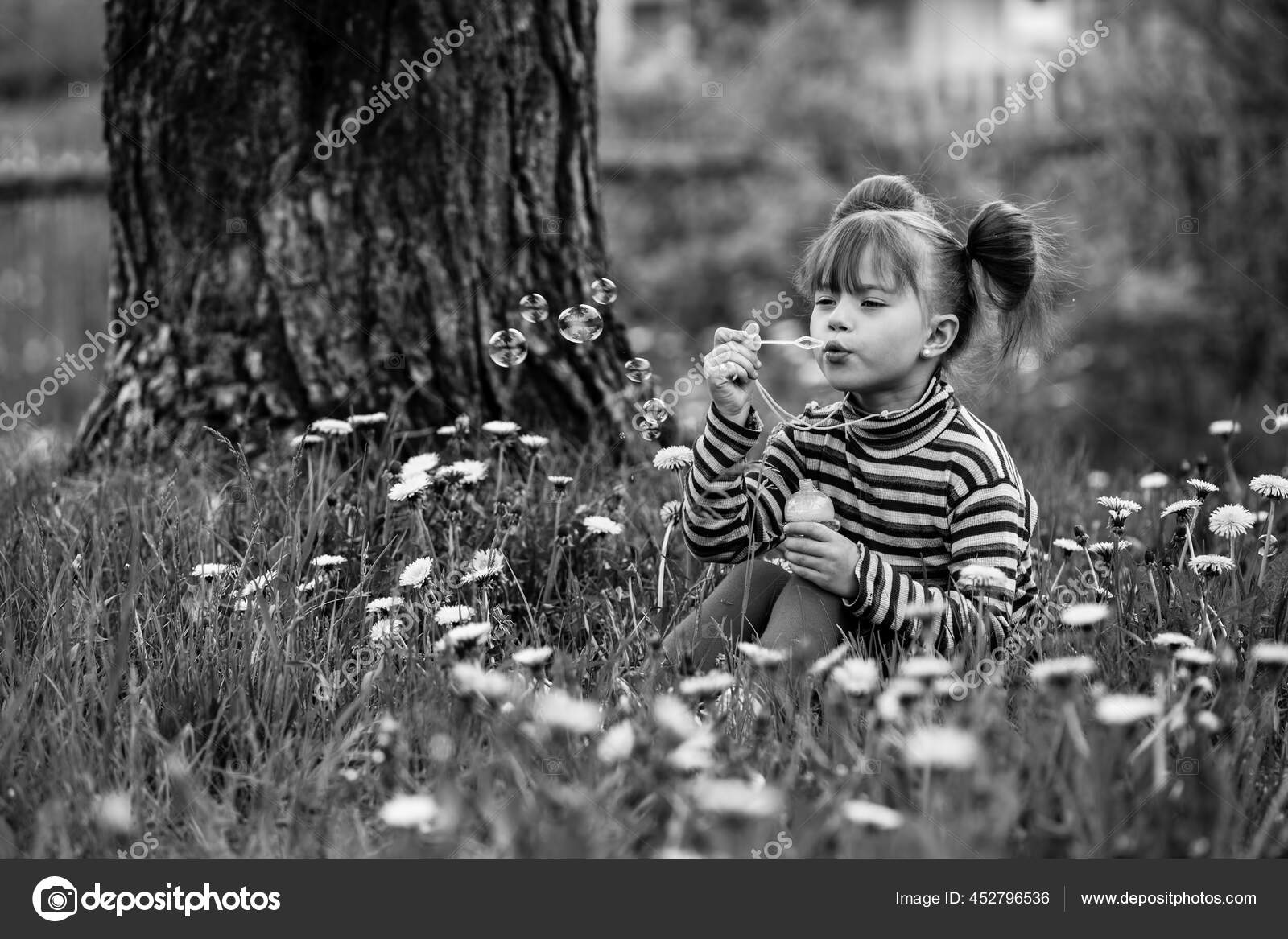 parkta oynayan kucuk kiz siyah beyaz fotograf stok fotografcilik c dimaberkut telifsiz resim 452796536