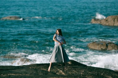 Dansçı kadın Atlantik Okyanusu 'nun kayalık sahillerinde koreografiyle meşgul..