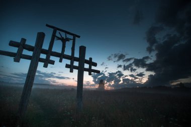 Gece vakti, Rus kırsalındaki Eski İnananların Köyü 'nde büyük totem.