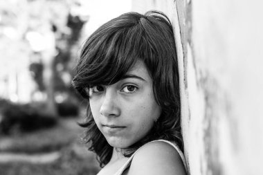 Açık havada güzel bir genç kızın yakın plan portresi. Siyah beyaz fotoğraf.