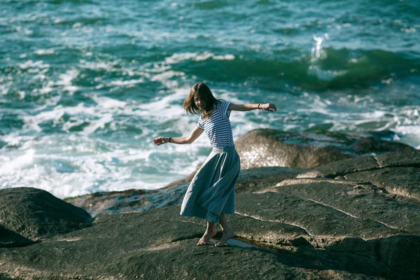 Dansçı kadın Portekiz 'deki Atlantik Okyanusu' nun kayalık sahillerinde koreografiyle meşgul..
