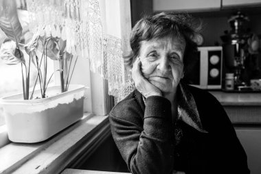 Emekli yaşlı bir kadının portresi. Siyah beyaz fotoğraf.