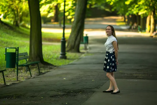 Jovem Menina Cabelos Longos Parque Durante Pôr Sol Imagens De Bancos De Imagens Sem Royalties