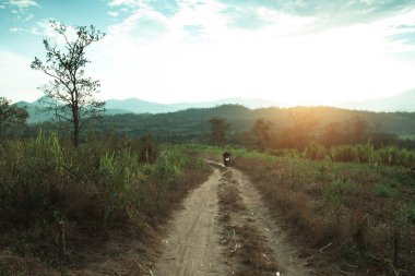 Güzel bir gün batımında dağ manzarası. Tayland Nord 'u.