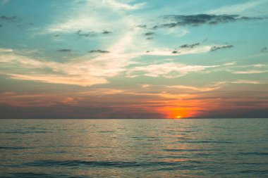 Deniz sahilinin güzel sonbahar günbatımı.