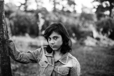 Yazın köyde ceketli genç kız portresi. Siyah beyaz fotoğraf.