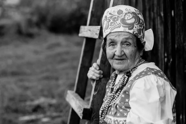 Retrato Anciana Con Ropa Étnica Aire Libre Pueblo Foto Blanco Fotos de stock