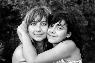 Kadın ve kızının portresi. Siyah beyaz fotoğraf.