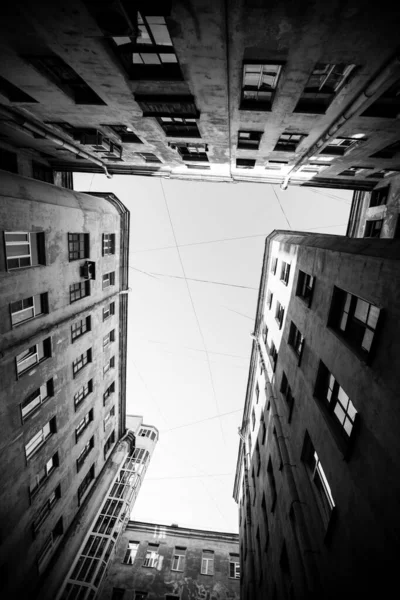 Rusya 'daki eski St. Petersburg' da. Siyah beyaz fotoğraf.