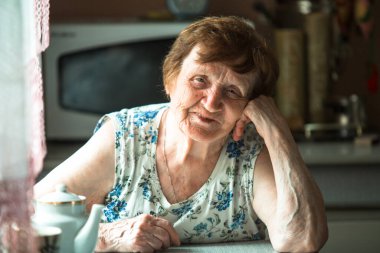 Evindeki mutfakta yaşlı bir kadının portresi..