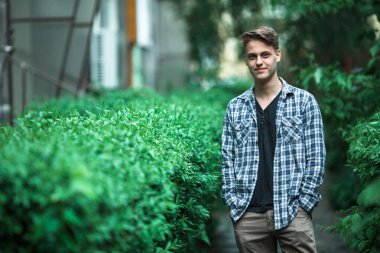 Açık havada yakışıklı genç bir adamın portresi.