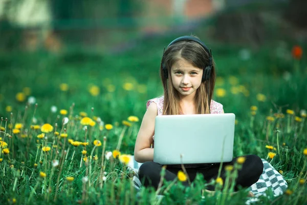 Menina Com Laptop Deitado Grama Verde Verão — Fotografia de Stock