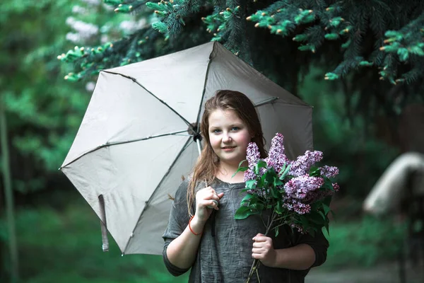 Adolescente Sob Guarda Chuva Jardim — Fotografia de Stock