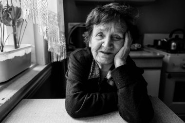 Evinde yaşlı bir kadının portresi. Siyah beyaz fotoğraf.